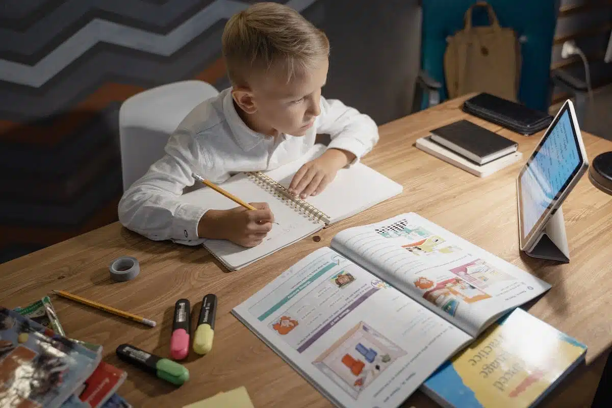 enfant étudier