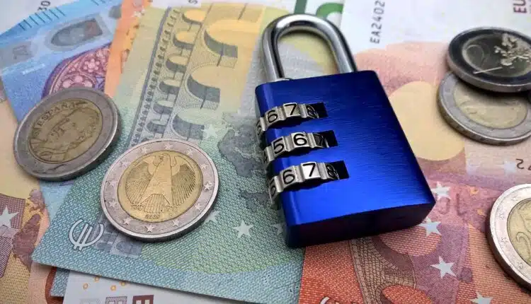 un cadenas et des euros